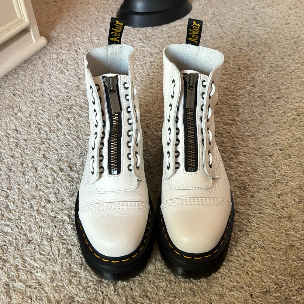 BRAND NEW DOC MARTEN SINCLAIR BOOTS